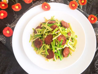 15、蒜苗炒腊肠,蒜苗炒腊肠是一道快手菜，要大火爆炒，快速出锅，这样才能保证蒜苗的口感不出水，营养不流失。这道菜风味独特，是非常完美的下饭菜~