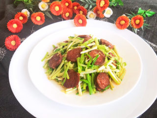 16、蒜苗炒腊肠,风味独特，营养丰富~