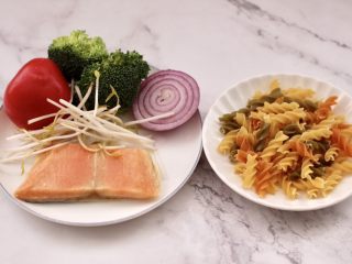 1、香煎三文鱼&炒意面,首先备齐所有的食材,绿豆芽去根,西兰花撕成小朵。