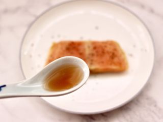 2、香煎三文鱼&炒意面,洗净的三文鱼沥干水分,撒上黑胡椒碎和少许盐,加入料酒调味。