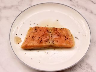 3、香煎三文鱼&炒意面,把调料混合拌匀后,腌制30分钟。