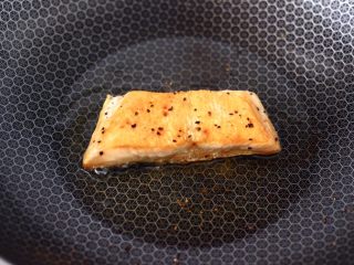 6、香煎三文鱼&炒意面,锅烧热倒入10克橄榄油,放入腌制好的三文鱼,煎至两面金黄色盛出备用。