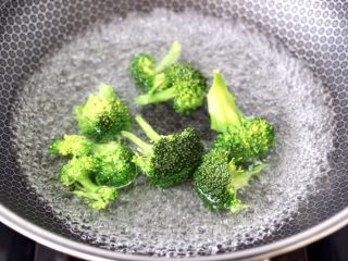 7、香煎三文鱼&炒意面,另起锅倒入适量的清水烧开,放入少许盐和几滴食用油,把西兰花焯水,变色断生捞出过冷水后沥干。