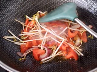 9、香煎三文鱼&炒意面,大火快速翻炒至番茄变软,加入绿豆芽继续翻炒均匀。