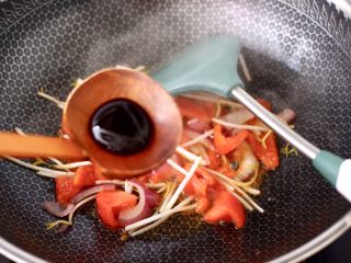 10、香煎三文鱼&炒意面,这个时候加入蚝油调味调色。