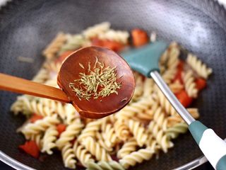 12、香煎三文鱼&炒意面,加入百里香增加口感和风味。