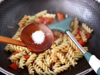 13、香煎三文鱼&炒意面,再根据个人口味,加入适量的盐调味。