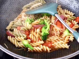 14、香煎三文鱼&炒意面,大火快速翻炒均匀,加入焯水的西兰花。