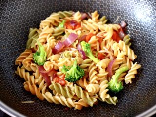 15、香煎三文鱼&炒意面,翻炒均匀即可关火。