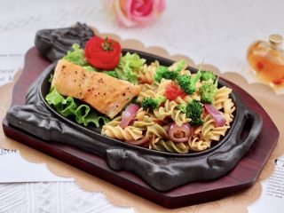 16、香煎三文鱼&炒意面,把炒好的彩色意面,盛到盘中,码上煎好的三文鱼即可享用,好吃又营养丰富。