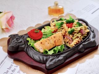 17、香煎三文鱼&炒意面,颜值担当又烹饪简单,嘻嘻,关键是还有异国情调和风情,老公超级喜欢。