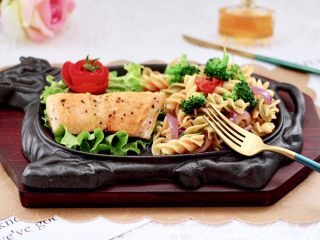 18、香煎三文鱼&炒意面,成品