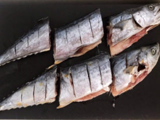 2、红烧鲅鱼,把鲅鱼切成小段