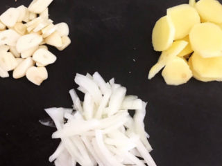 3、红烧鲅鱼,葱姜蒜切成小片