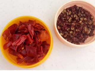 4、红烧鲅鱼,花椒和辣椒段