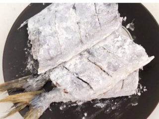 5、红烧鲅鱼,把鲅鱼段裹上一层薄薄的面粉