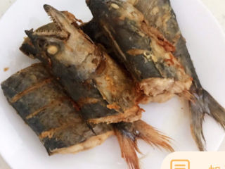 7、红烧鲅鱼,把煎好的鲅鱼夹出来