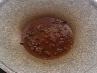 8、红烧鲅鱼,另起锅，加入大豆色拉油，油烧热后加入花椒粒，炒出香味