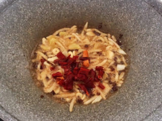 9、红烧鲅鱼,加入葱姜蒜炒出香味，加入辣椒段，翻炒均匀