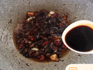 10、红烧鲅鱼,加入生抽和老抽