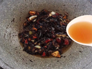 11、红烧鲅鱼,加入料酒