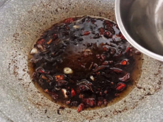 12、红烧鲅鱼,加入开水