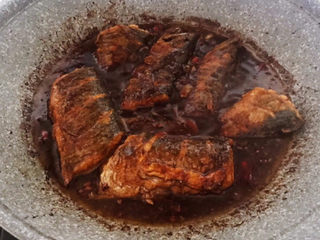 14、红烧鲅鱼,加入鲅鱼段，翻炒均匀