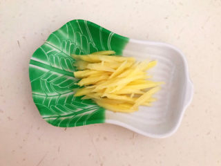 5、酸菜炖羊肉,鲜姜削皮后切成丝