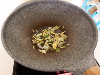 8、酸菜炖羊肉,炒锅加入大豆色拉油，油烧热后加入葱姜，炒出香味