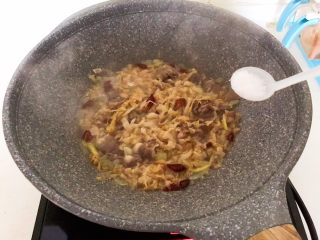 14、酸菜炖羊肉,加入味素，翻炒均匀即可