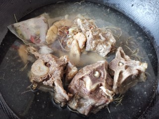 13、冬季滋补好时机,烤羊蝎子藜麦饭,加入自己种的天然迷迭香和粗盐,倒入锅中,大火烧开