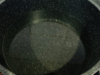 3、蒜蓉蚝油生菜,锅加清水