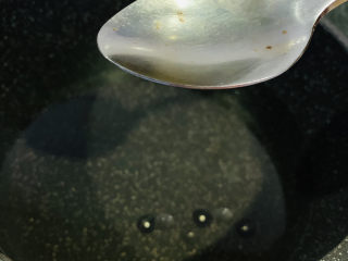 4、蒜蓉蚝油生菜,加少许油