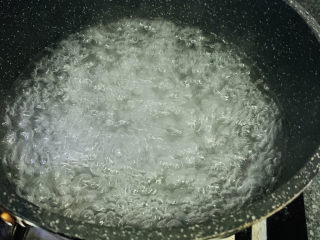 6、蒜蓉蚝油生菜,烧开