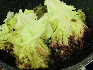 7、蒜蓉蚝油生菜,加入生菜