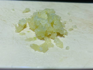 11、蒜蓉蚝油生菜,压蒜泥