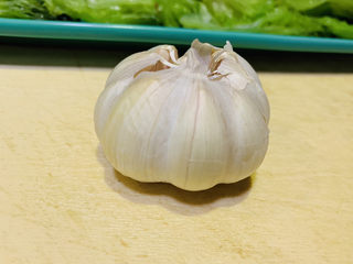10、蒜蓉蚝油生菜,蒜头一个剥壳
