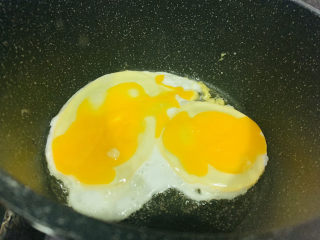 4、鸡蛋西红柿打卤面,锅里加少许油，大火，油温五层热，鸡蛋直接打入，一面先煎熟；