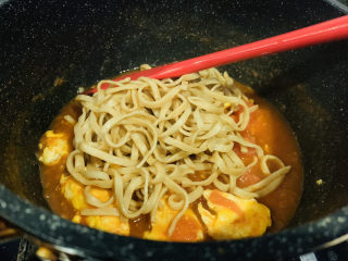 16、鸡蛋西红柿打卤面,放入捞好的面；