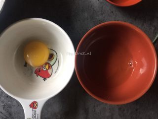 1、莲藕丸子,首先将鸡蛋的蛋黄蛋清分离,只取蛋清待用