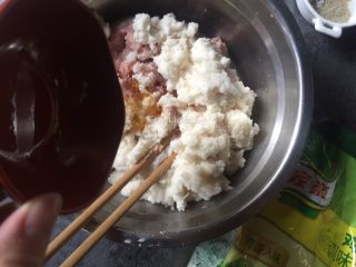 7、莲藕丸子,加入香油