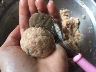 14、莲藕丸子,然后用勺子和手把肉酱整成丸子状