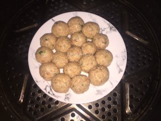 15、莲藕丸子,将所有丸子摆盘,冷水上锅大火蒸熟即可