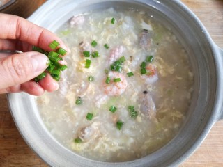 9、海鲜疙瘩汤,出锅装盆后撒适量葱花。