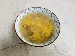 2、小米海参粥,小米、藜麦清洗一下浸泡十分钟