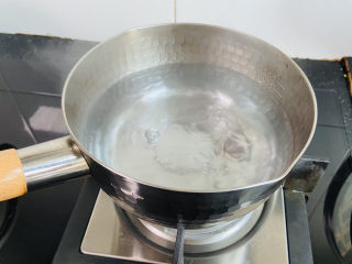 5、小米海参粥,锅中加入800ml的饮用水大火烧开