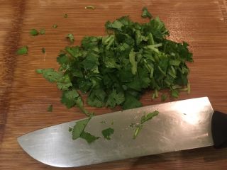 7、孜然羊肉,香菜切成末