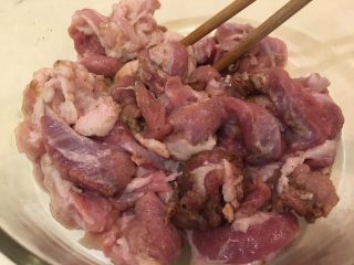 10、孜然羊肉,拌匀腌制15分钟