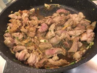 17、孜然羊肉,炒到羊肉变色