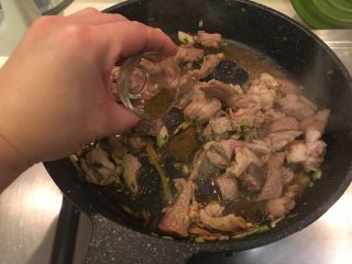 18、孜然羊肉,趁还有汤汁时下孜然粉，这样会更香哦